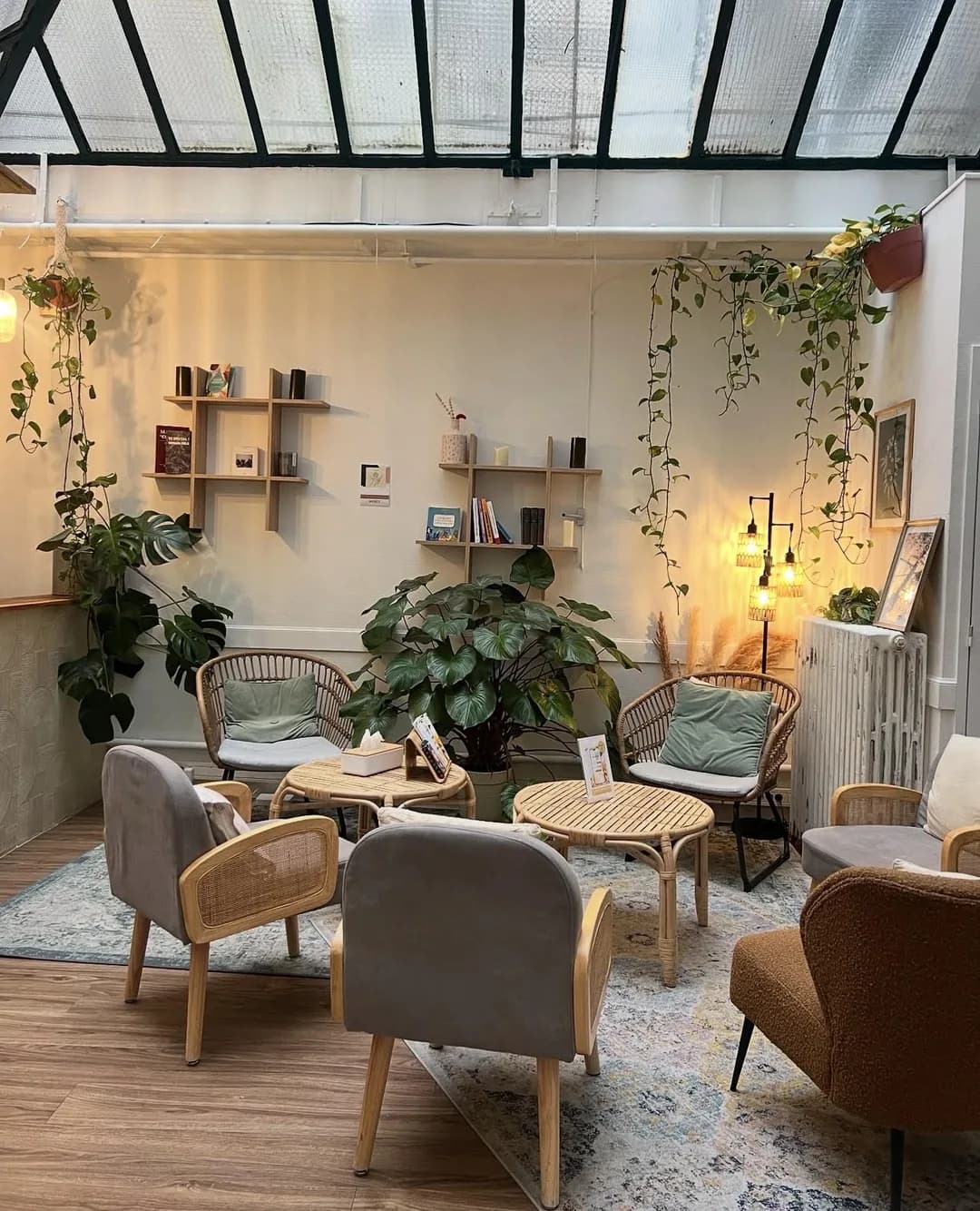 L’espace d’accueil du cabinet, sous une verrière, avec des plantes